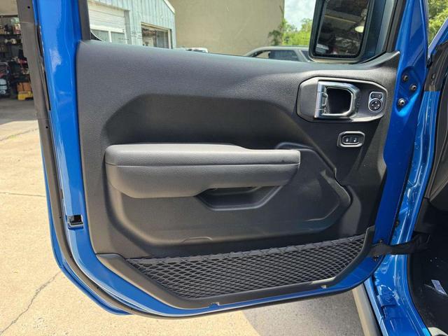 Photo of 2025 Hydro Blue Pearlcoat Jeep Gladiator
