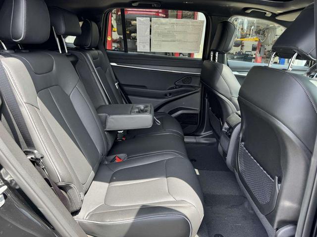 Photo of 2025 Diamond Black Crystal Pearlcoat Jeep Wagoneer S