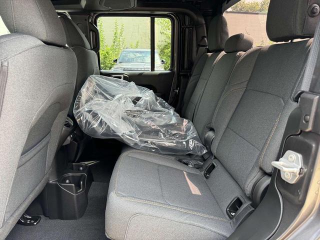 Photo of 2025 Granite Crystal Jeep Gladiator