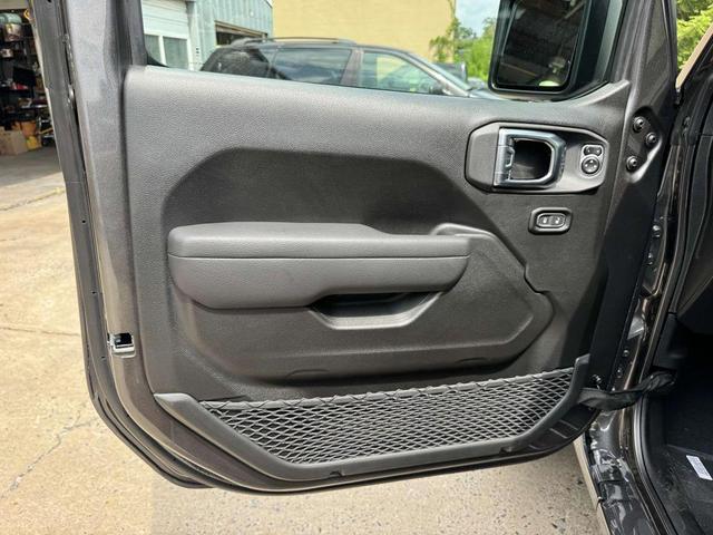 Photo of 2025 Granite Crystal Jeep Gladiator