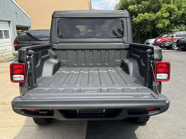 Photo of 2025 Granite Crystal Jeep Gladiator