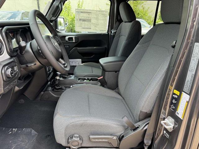 Photo of 2025 Granite Crystal Jeep Gladiator