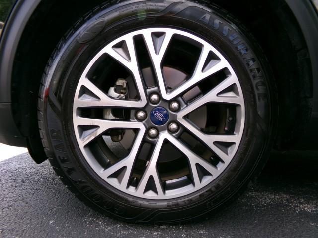 Photo of 2020 Agate Black Metallic Ford Escape