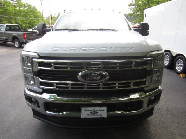 Photo of 2025 Oxford White Ford F-350
