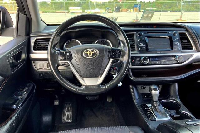 Photo of 2015 Ooh La La Rouge Mica Toyota Highlander