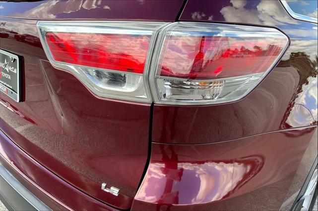 Photo of 2015 Ooh La La Rouge Mica Toyota Highlander