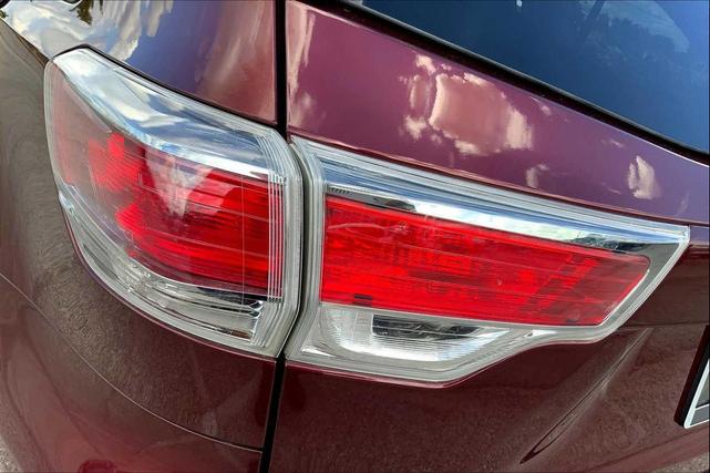 Photo of 2015 Ooh La La Rouge Mica Toyota Highlander