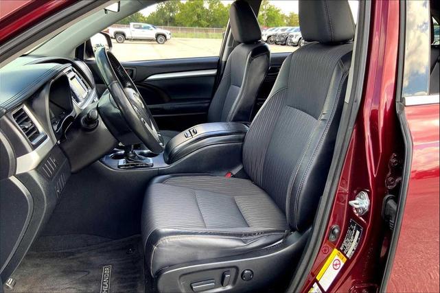 Photo of 2015 Ooh La La Rouge Mica Toyota Highlander