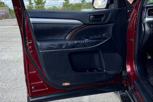 Photo of 2015 Ooh La La Rouge Mica Toyota Highlander