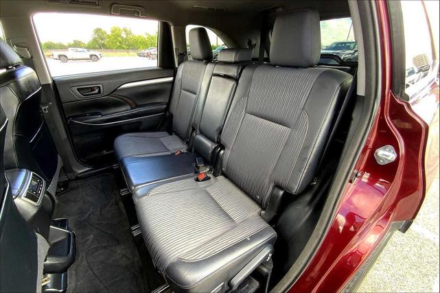 Photo of 2015 Ooh La La Rouge Mica Toyota Highlander