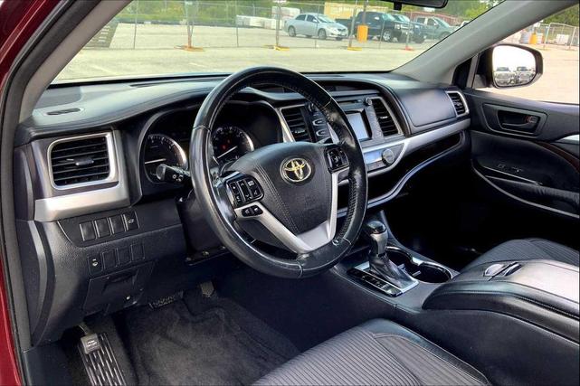 Photo of 2015 Ooh La La Rouge Mica Toyota Highlander