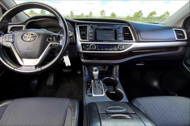 Photo of 2015 Ooh La La Rouge Mica Toyota Highlander