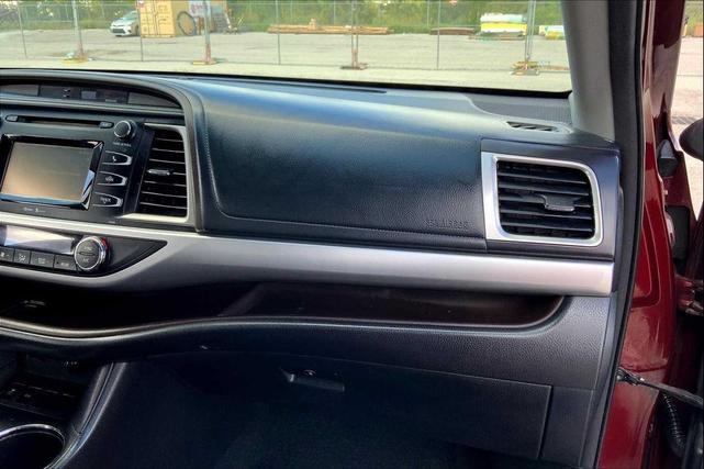 Photo of 2015 Ooh La La Rouge Mica Toyota Highlander