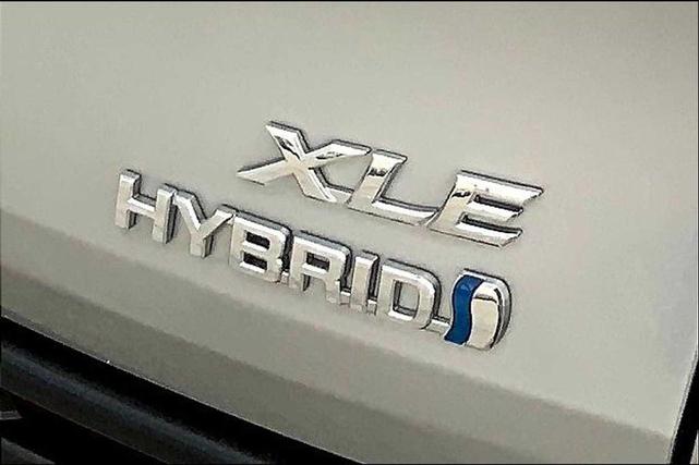 Photo of 2024 Celestial Silver Metallic Toyota Sienna