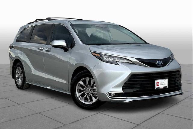 Photo of 2024 Celestial Silver Metallic Toyota Sienna