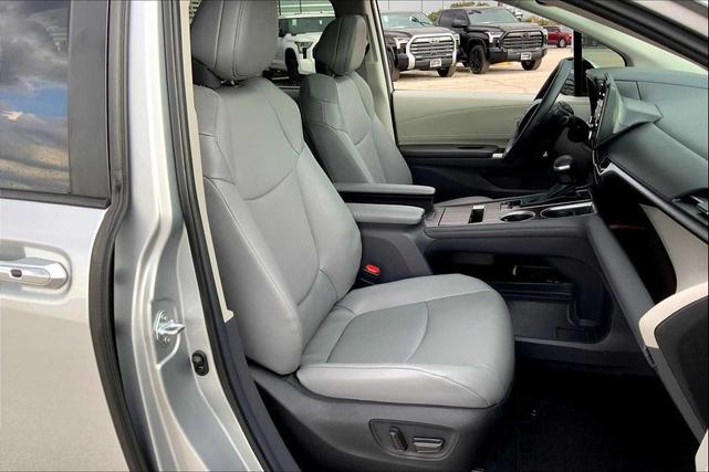 Photo of 2024 Celestial Silver Metallic Toyota Sienna