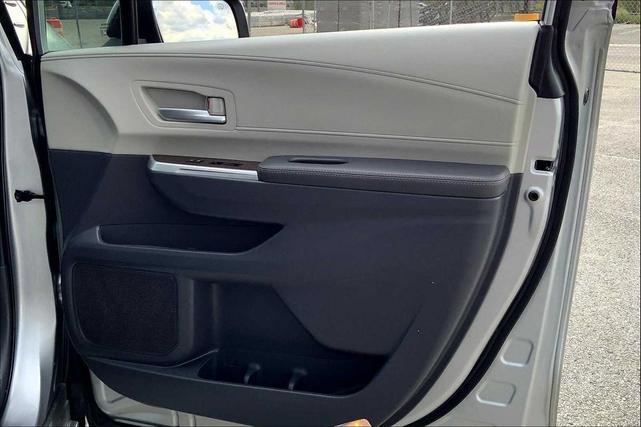 Photo of 2024 Celestial Silver Metallic Toyota Sienna