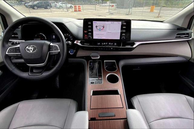 Photo of 2024 Celestial Silver Metallic Toyota Sienna