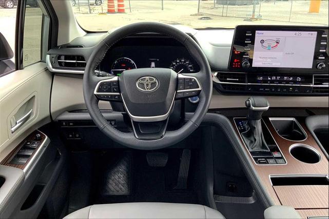 Photo of 2024 Celestial Silver Metallic Toyota Sienna