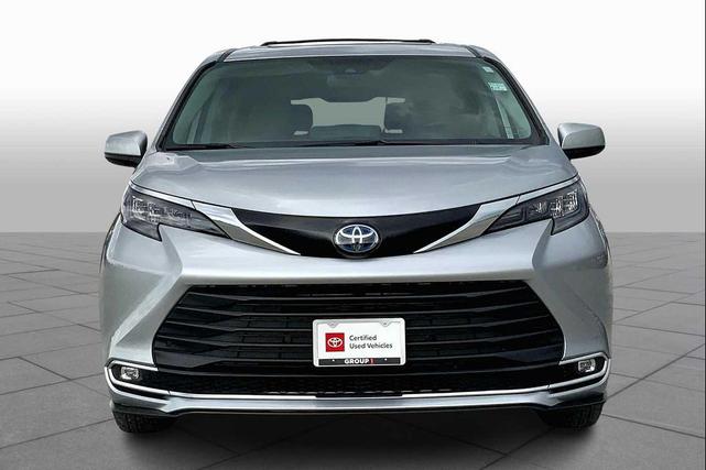 Photo of 2024 Celestial Silver Metallic Toyota Sienna