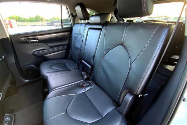 Photo of 2024 Wind Chill Pearl Toyota Highlander