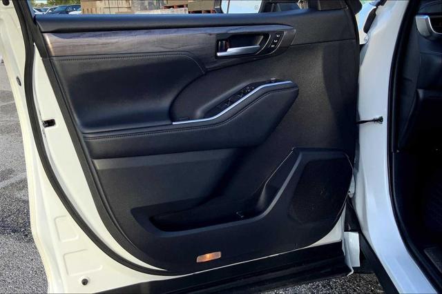 Photo of 2024 Wind Chill Pearl Toyota Highlander