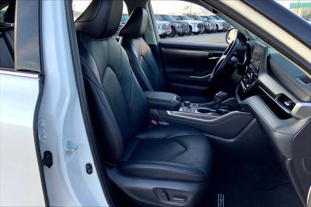 Photo of 2024 Wind Chill Pearl Toyota Highlander