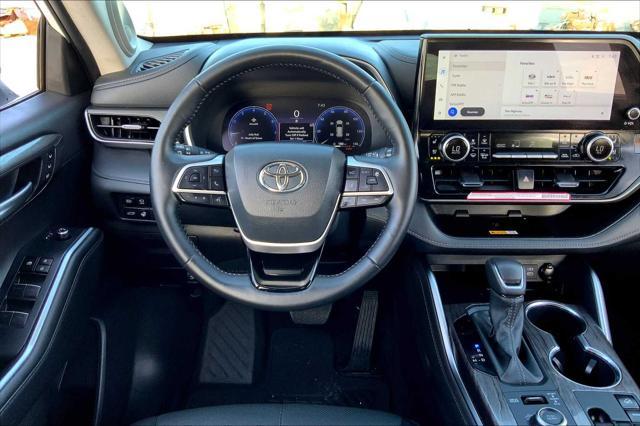 Photo of 2024 Wind Chill Pearl Toyota Highlander