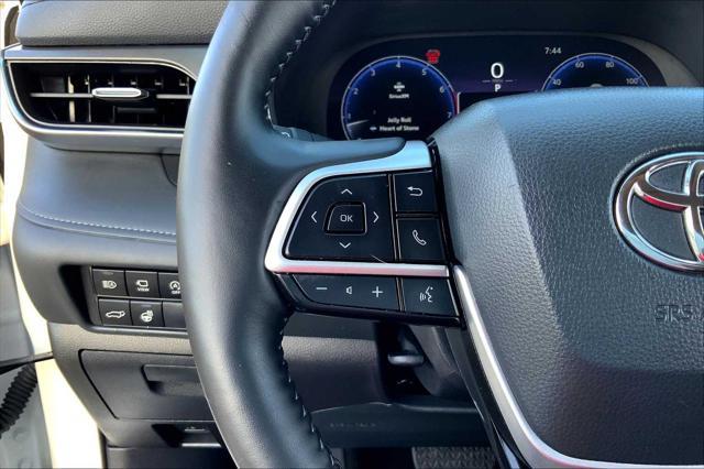 Photo of 2024 Wind Chill Pearl Toyota Highlander
