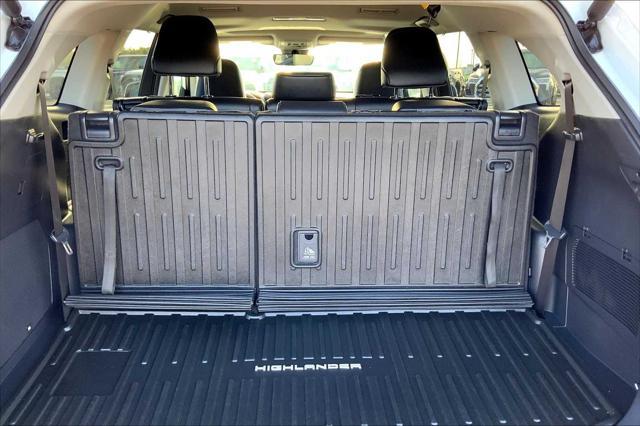 Photo of 2024 Wind Chill Pearl Toyota Highlander
