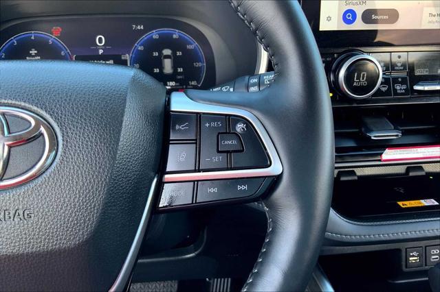 Photo of 2024 Wind Chill Pearl Toyota Highlander