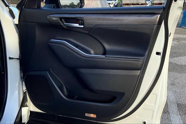 Photo of 2024 Wind Chill Pearl Toyota Highlander