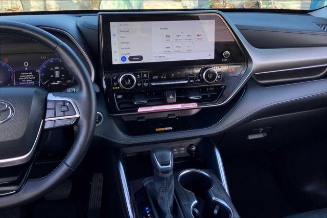 Photo of 2024 Wind Chill Pearl Toyota Highlander