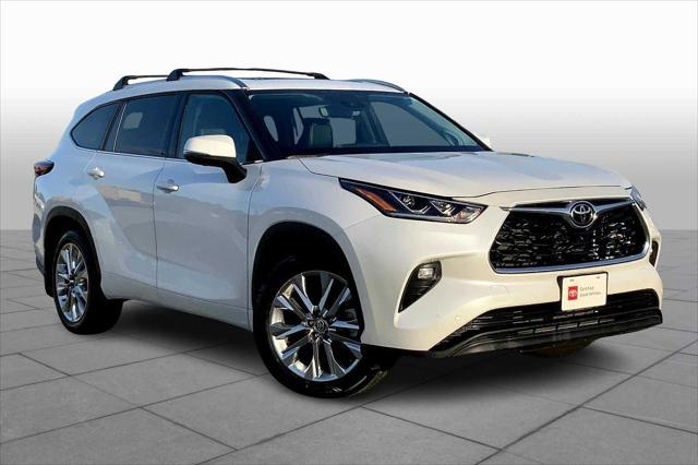 Photo of 2024 Wind Chill Pearl Toyota Highlander
