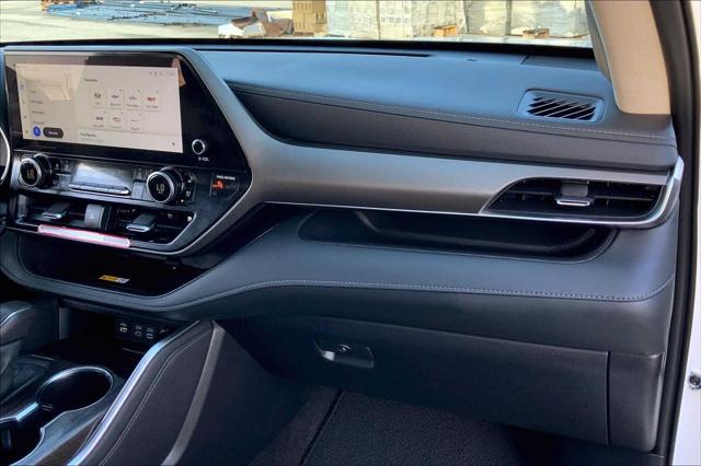 Photo of 2024 Wind Chill Pearl Toyota Highlander
