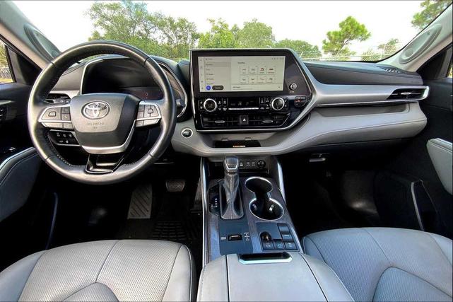 Photo of 2024 Moon Dust Toyota Highlander