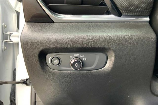 Photo of 2022 Summit White Chevrolet Traverse