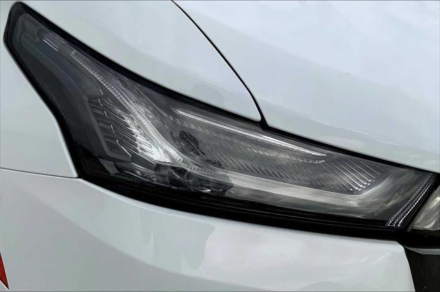 Photo of 2022 Summit White Chevrolet Traverse