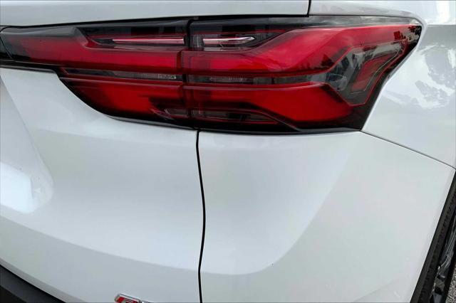 Photo of 2022 Summit White Chevrolet Traverse
