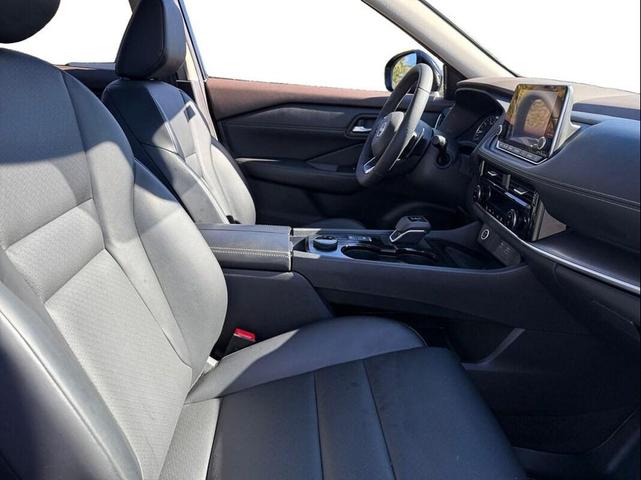Photo of 2022 Super Black Nissan Rogue