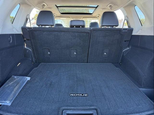 Photo of 2022 Super Black Nissan Rogue