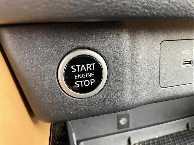 Photo of 2021 Pearl White Tricoat Nissan Rogue