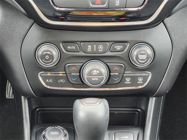 Photo of 2022 Diamond Black Crystal Pearlcoat Jeep Cherokee