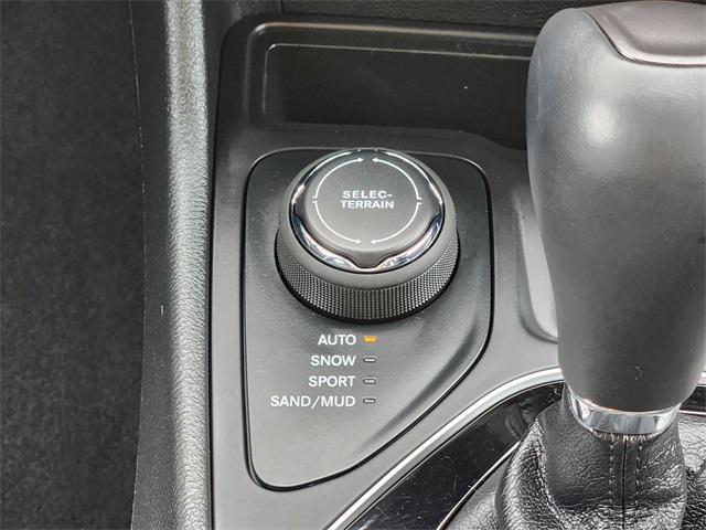 Photo of 2022 Diamond Black Crystal Pearlcoat Jeep Cherokee