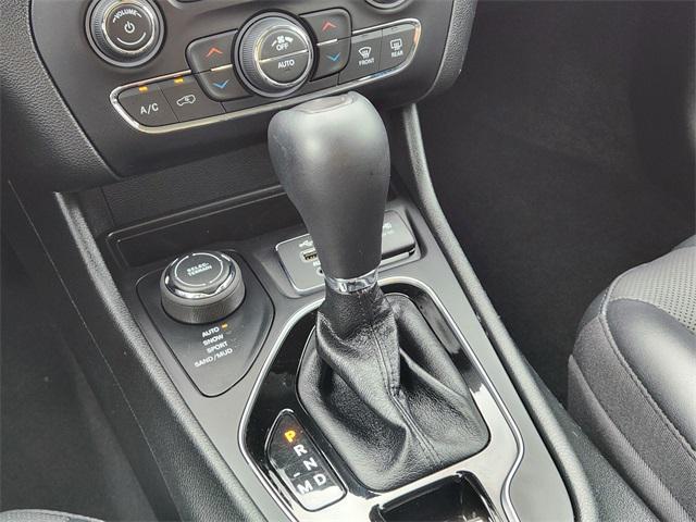 Photo of 2022 Diamond Black Crystal Pearlcoat Jeep Cherokee
