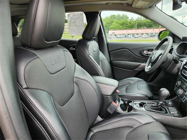 Photo of 2022 Diamond Black Crystal Pearlcoat Jeep Cherokee
