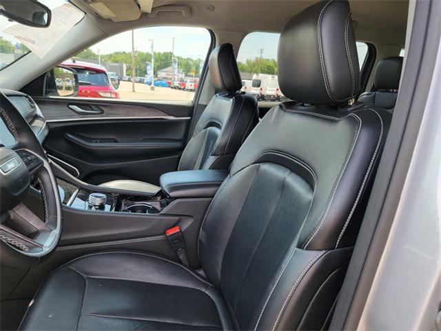 Photo of 2021 Silver Zynith Jeep Grand Cherokee L