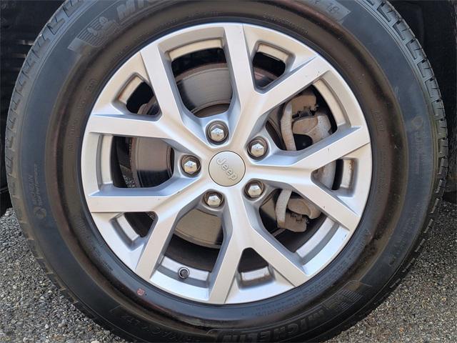 Photo of 2021 Silver Zynith Jeep Grand Cherokee L