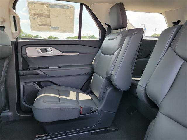 Photo of 2025 Space White Metallic Ford Explorer