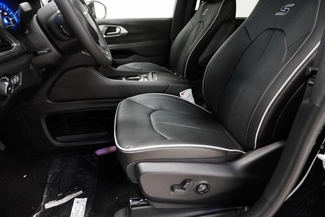 Photo of 2024 Diamond Black Crystal Pearlcoat Chrysler Pacifica
